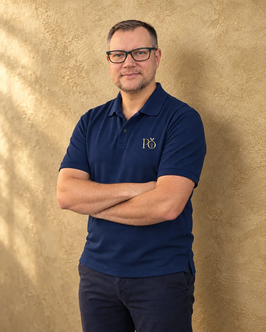 Porträt von Tobias Tiefenau, Gründer von PrestigeOps, im dunkelblauen Poloshirt