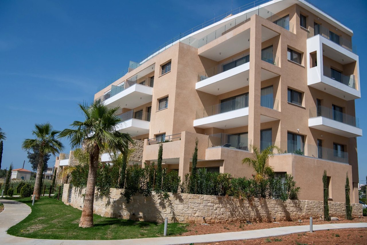 Wohngebäude mit Balkonen und bepflanztem Außenbereich in Limassol.