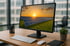 Modernes Büro mit Monitor, SolarLab-Website-Entwurf und Blick auf Solarpanel – Webdesign für PV-Unternehmer