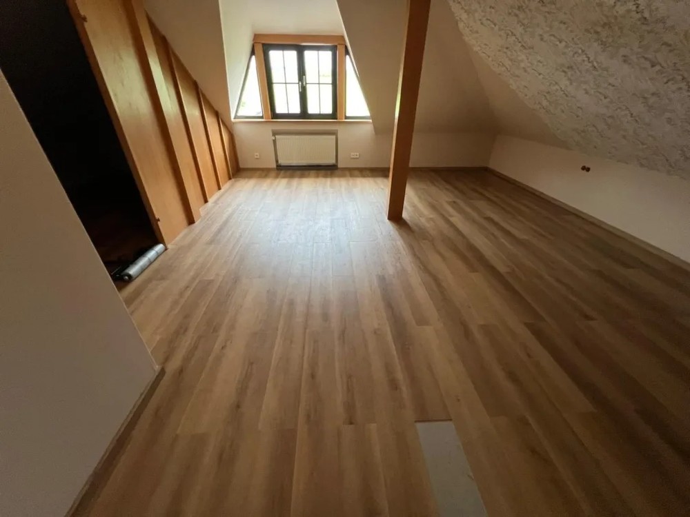 Fertiger Raum unter der Dachschräge mit neuem Bodenbelag
