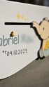 Gedenktafel für Gabriel mit kleinem Elefanten, gelben Sternen und dem Datum 04.10.2025.