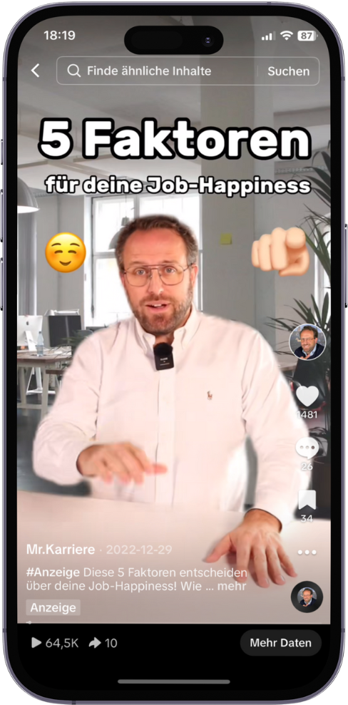 Smartphone mit dem TikTok-Video zur Job-Happiness-Studie und den erzielten Kennzahlen