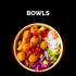 Leckere Bowl mit Salat, Falafel und Soßen