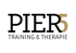 PIER 5 TRAINING & THERAPIE-Logo mit schwarz-braunem Text auf dunkelgrünem Hintergrund.