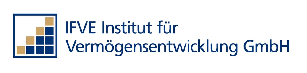 Weißer Text "Privatinvestor Kapitalanlage" mit einem Treppenmuster aus Quadraten links auf grünem Hintergrund.