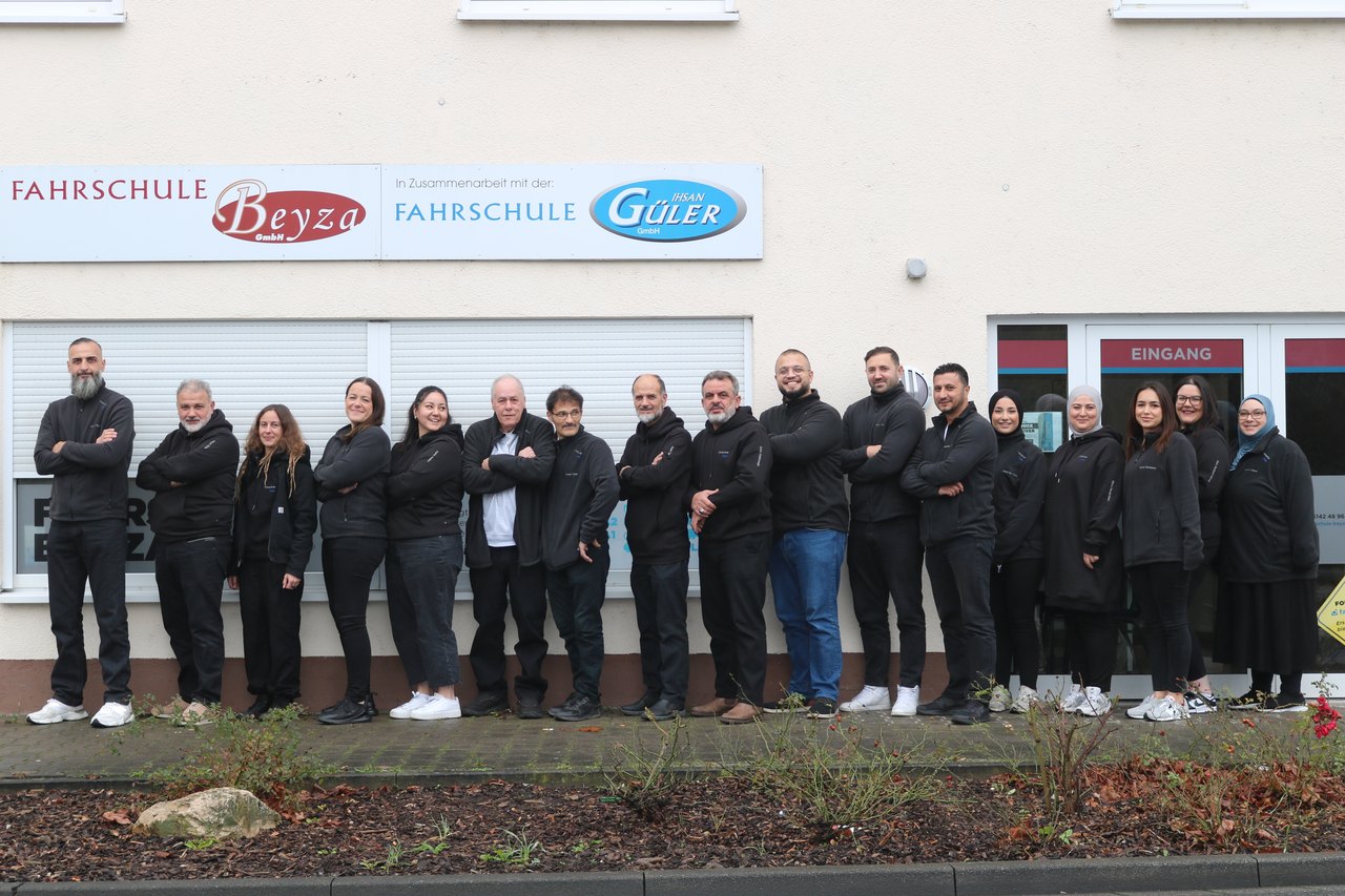 Das Team der Fahrschule Güler und der Fahrschule Beyza vor dem Standort Raunheim.