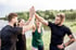 Team gibt sich High-Five nach erfolgreichem Meeting