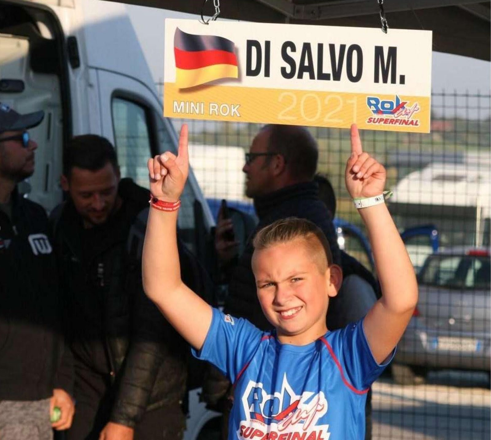 Marlon jubelt unter seinem Namensschild beim ROK Superfinal 2021