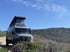 Mercedes Sprinter Offroad-Camper mit Aufstelldach in bergiger Landschaft – geländetauglicher Van-Ausbau für autarkes Reisen abseits befestigter Wege