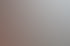 Ein Mann mit grauem Bart im hellblauen Hemd und eine Frau mit Brille sitzen gemeinsam an einem Tisch bei einer Besprechung.