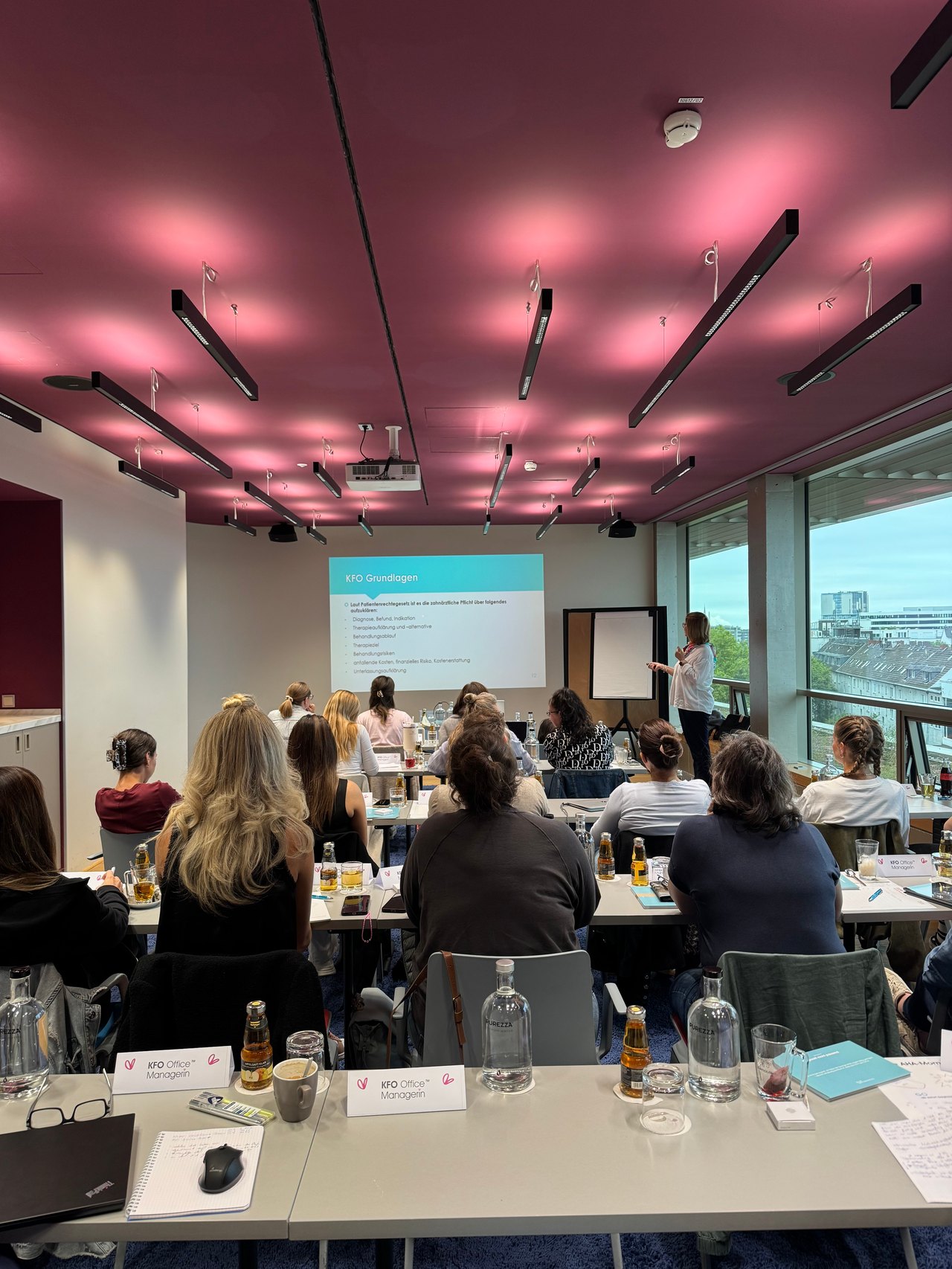 Seminarraum während eines Moduls der KFO Office Managerin