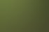Ein Mann in Schutzkleidung bedient einen ferngesteuerten Mäher auf einem Grasfeld.