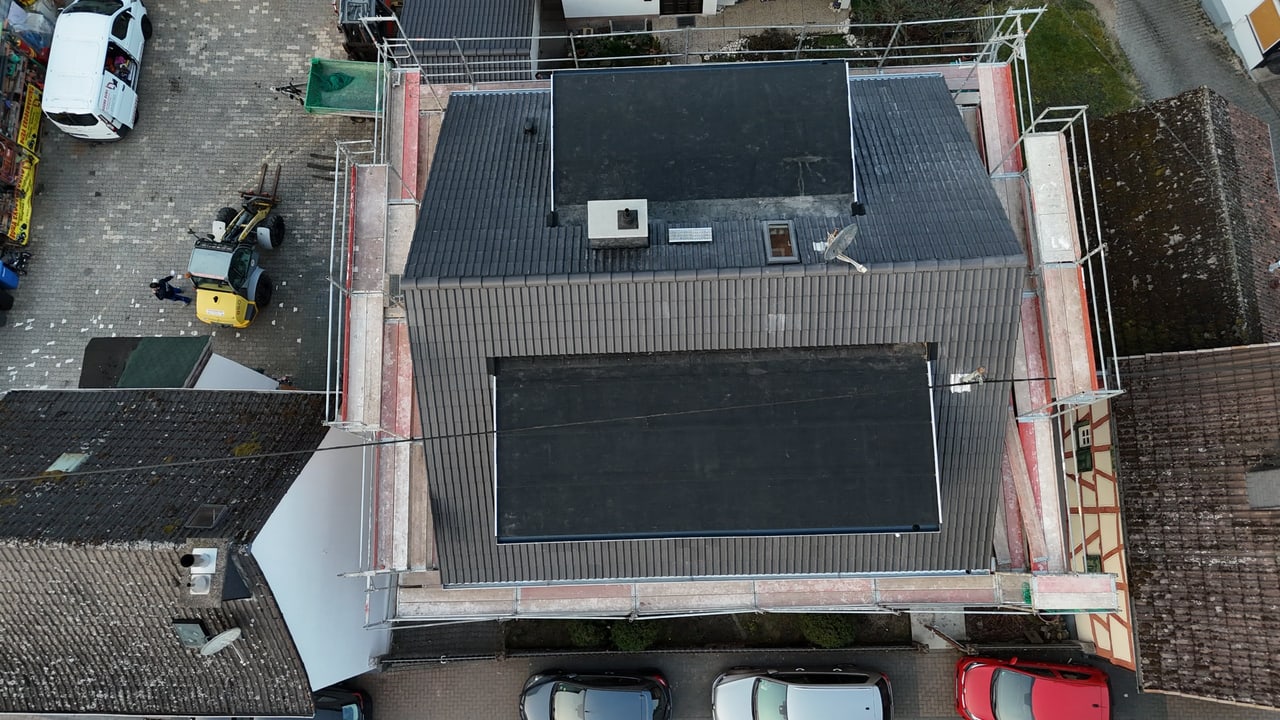 Luftaufnahme eines Hauses, an dem Passmann Bedachungen gearbeitet hat