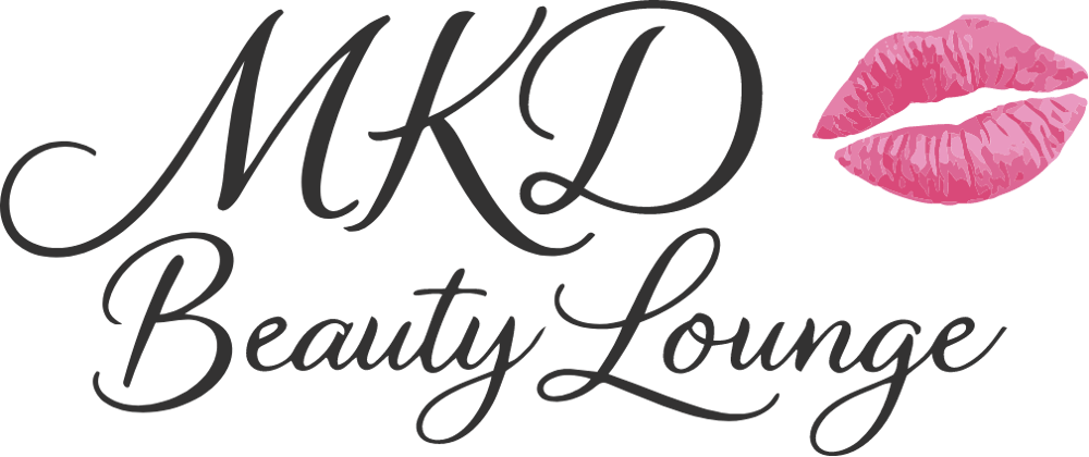 Schwarzer Text "MKD Beauty Lounge" mit rosa Lippenabdruck auf dunkelgrünem Hintergrund.