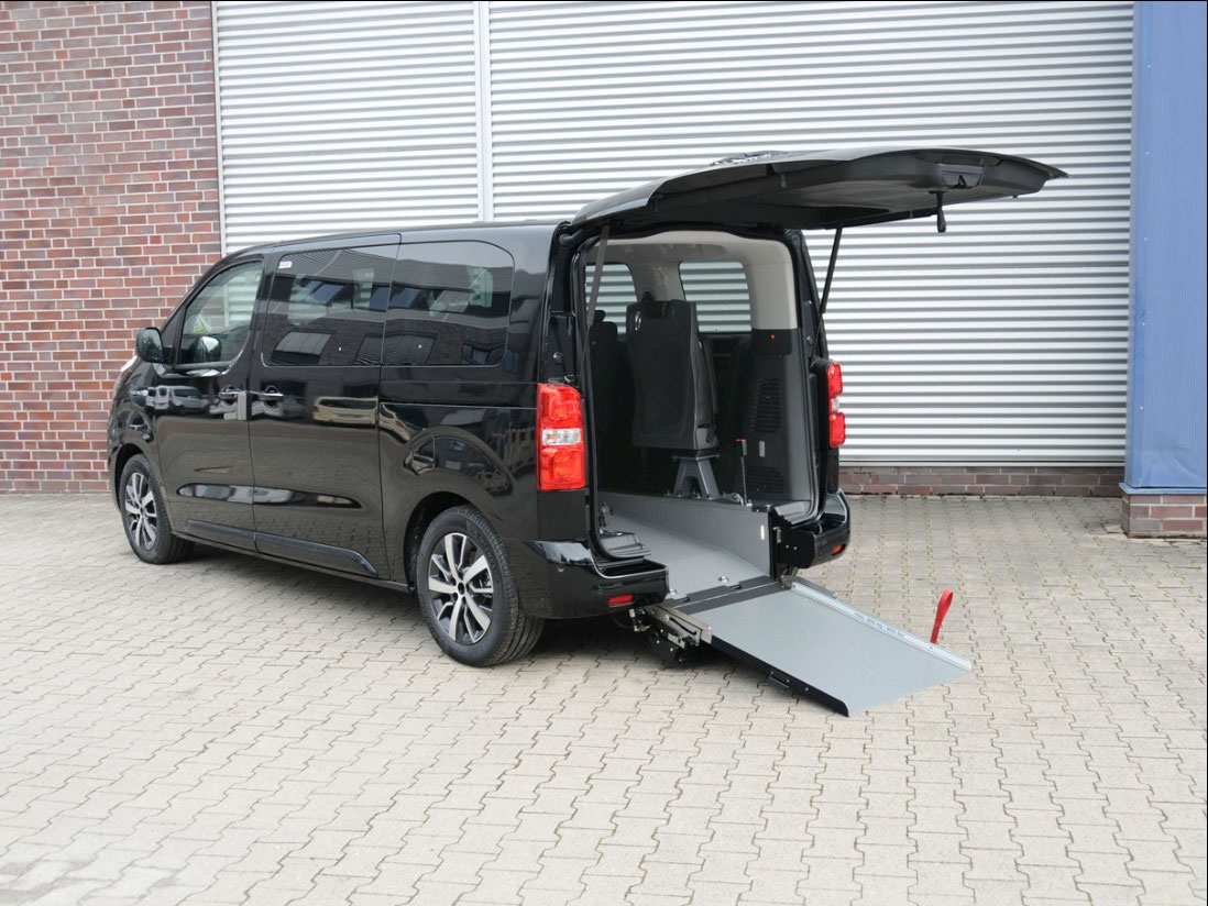 Citroën SpaceTourer mit Heckausschnitt – Bild 1