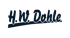 H.W. Dohle Logo in dunkelblauer Schreibschrift auf dunkelgrünem Hintergrund.