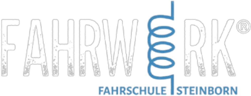 Weißer Text "FAHRWERK®" mit einer blauen Feder als "W" und "FAHRSCHULE STEINBORN" darunter auf grünem Hintergrund.