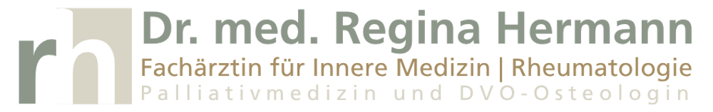 Die Buchstaben "rh" in Grau und Weiß auf einem dunkelgrünen Hintergrund.