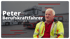 Peter, Berufskraftfahrer im Interview, trägt Warnweste vor einem Lastwagen.