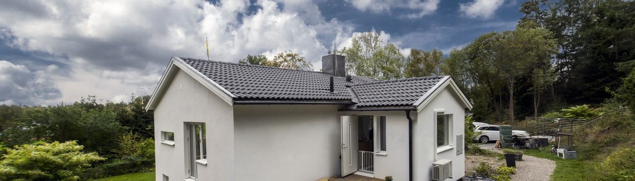 Vit villa med ny fasad och tillbyggnad