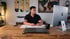 Malik Bah im Büro am Praxismarketing arbeiten