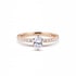 Verlobungsring aus Roségold mit einem ovalen Diamanten und einer diamantbesetzten Ringschiene vor weißem Hintergrund.