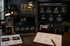 Arbeitsplatz mit Laptop, Tablet und Notizbuch zeigt YouTube-Marketing-Strategien der Agentur FR Media.