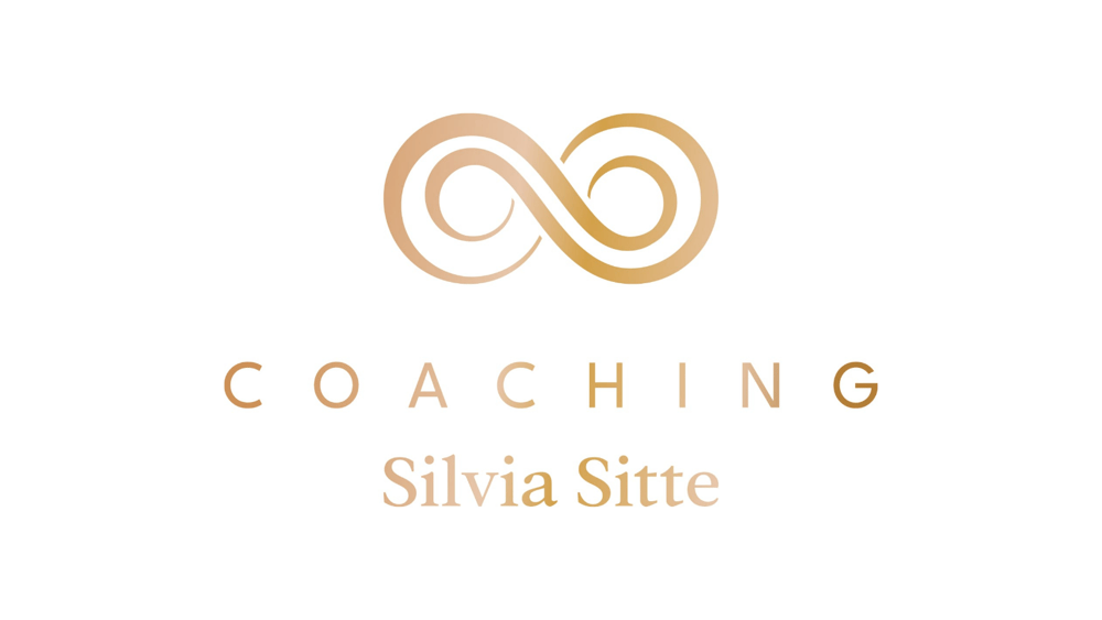 Coaching Silvia Sitte Logo: Unendlichkeitssymbol in Gold über dem Text "COACHING Silvia Sitte".