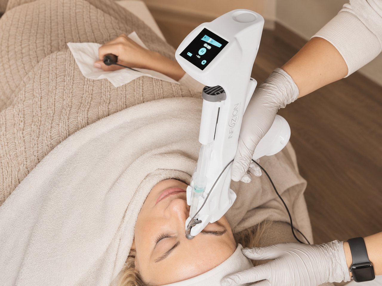 Infuzion-System®-Gerät und hygienisch vorbereiteter Arbeitsplatz im SWON Studio in Pforzheim