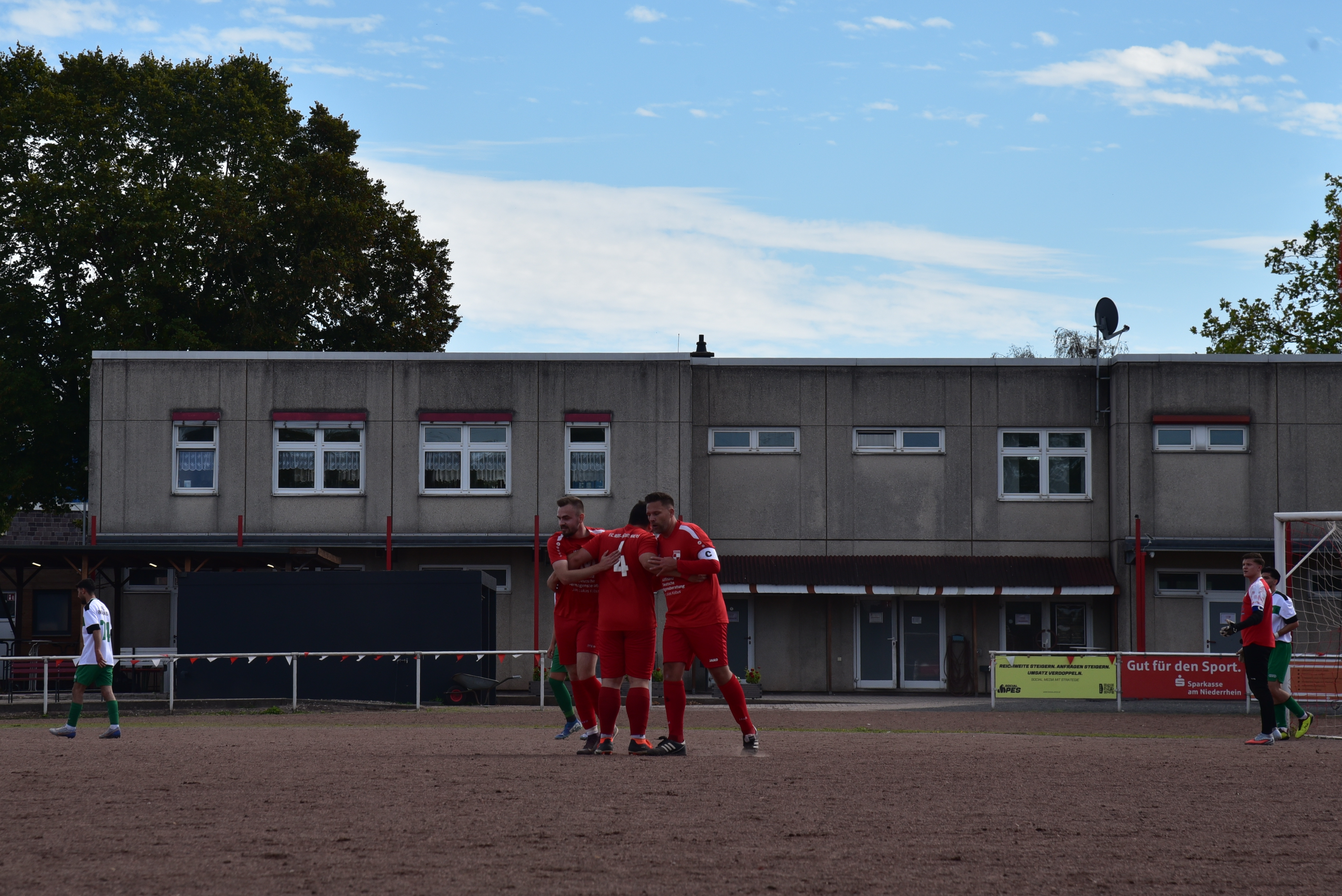 Vereinsheim am Jostenhof mit Terrasse neben dem Sportplatz