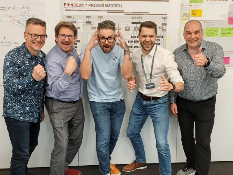 Nils Westrich mit Teilnehmern nach einem PRINCE2-Training
