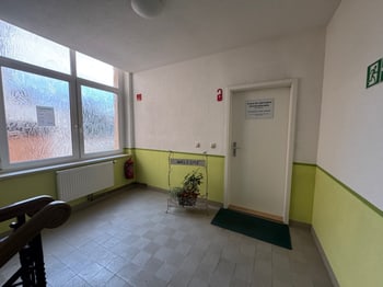Kleiner Flurraum mit Ornamentglasfenstern und Heizkörper