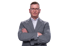 Ein lächelnder Mann mit Brille, kurzem Haar und verschränkten Armen trägt ein graues Sakko vor schwarzem Hintergrund.