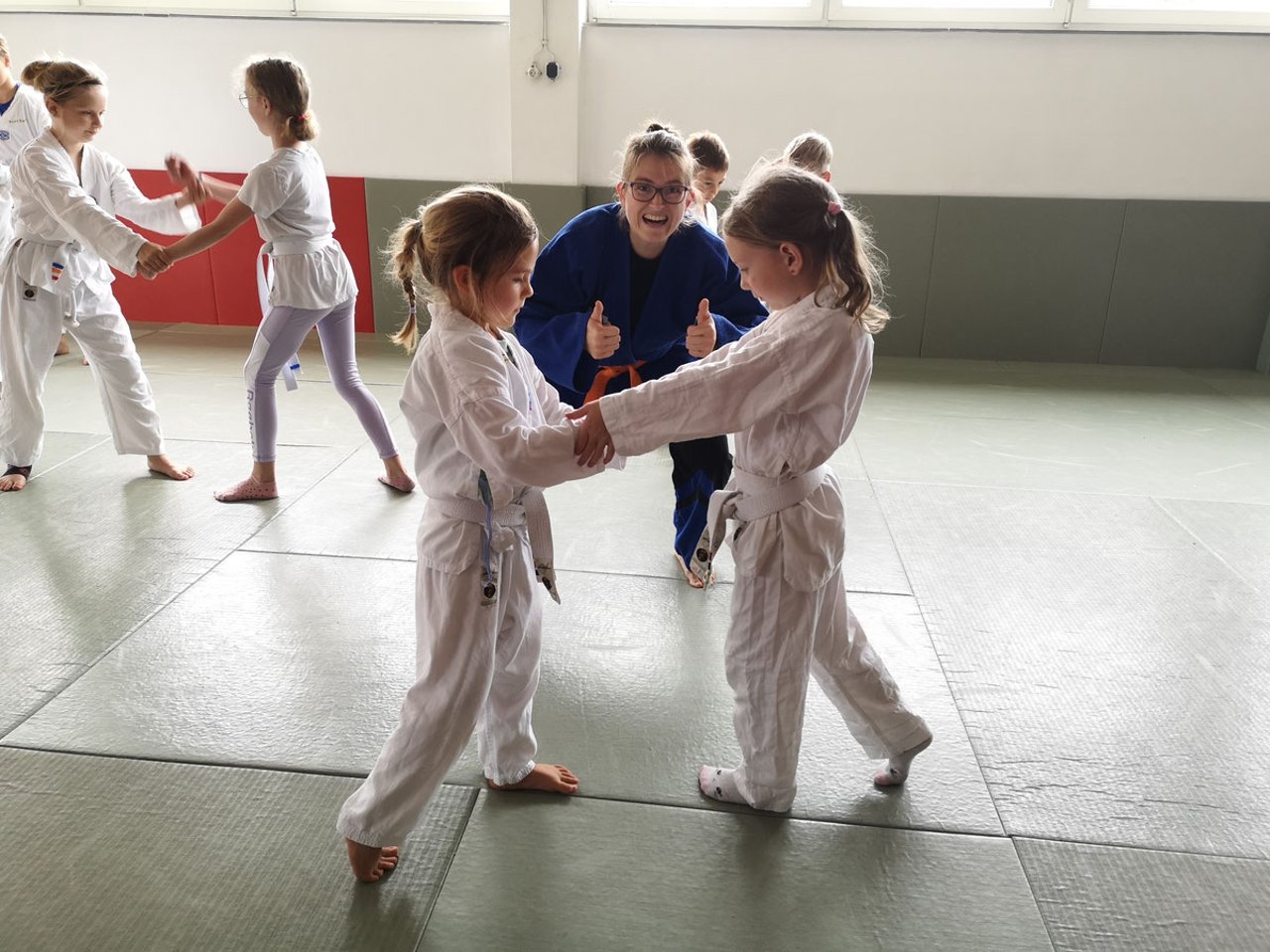 Kinder beim Training auf der Matte im Tiger and Dragon Club