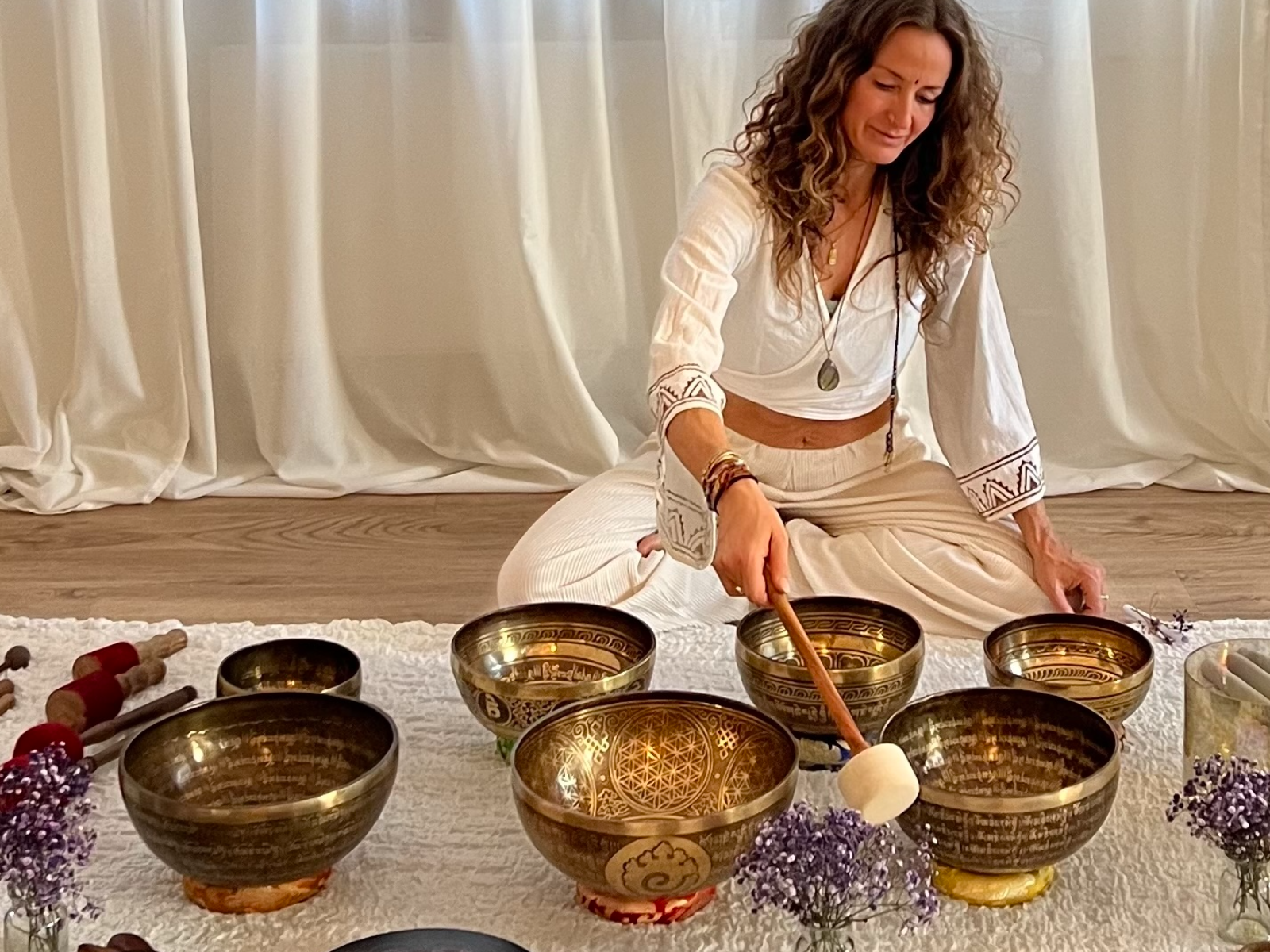 Nicole mit Klangschalen in einer Sound Healing Session