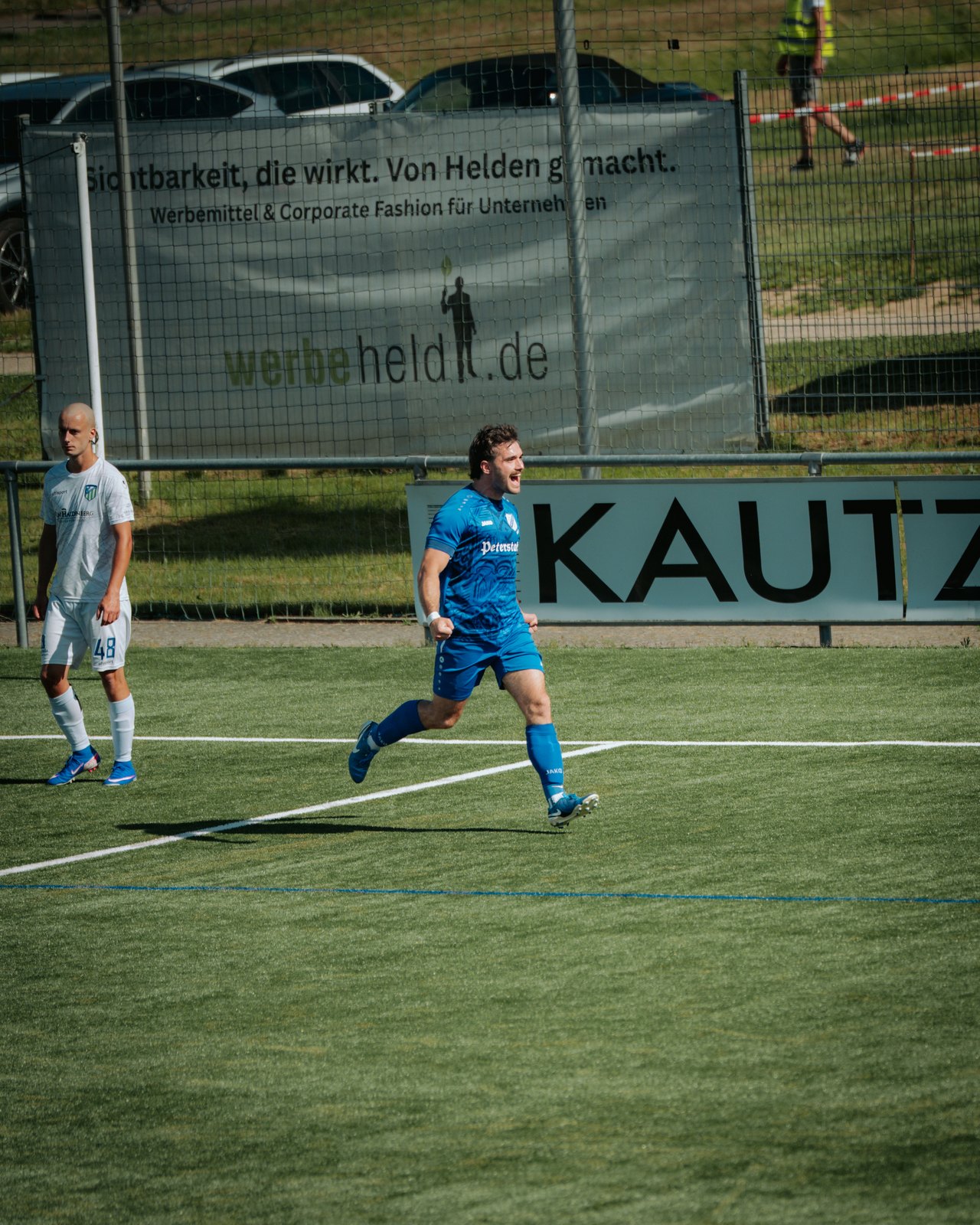 Torjubel im Laufen, Gegenspieler im Hintergrund