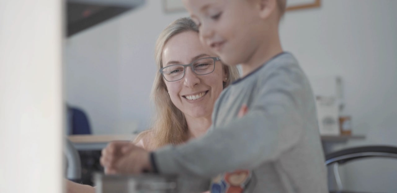 Therapeutin begleitet ein Kind bei einer gemeinsamen Aktivität