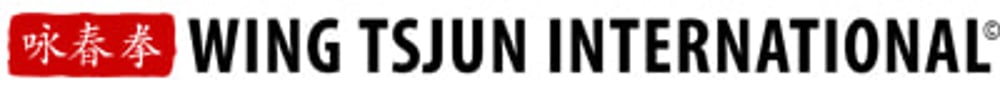 Wing Tsun International Logo mit roten chinesischen Schriftzeichen auf schwarzem Text.