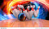 alt=Bowlingpins werden gerade von einen Bowlingball getroffen