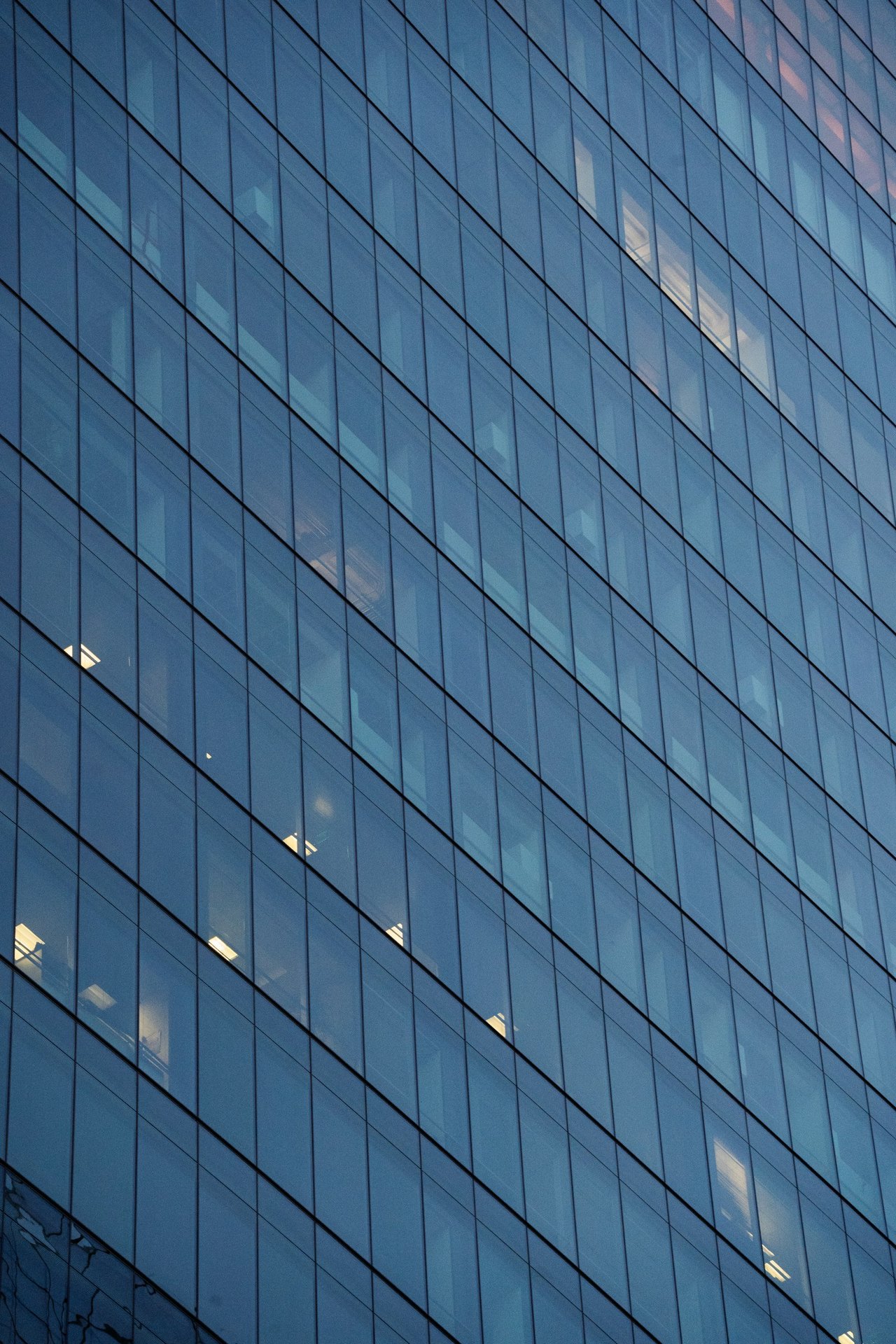 Moderne Glasfassade eines Bürogebäudes