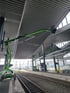 Teleskoparbeitsbühnen im Gleisbereich unter der Dachkonstruktion des Duisburger Hauptbahnhofs