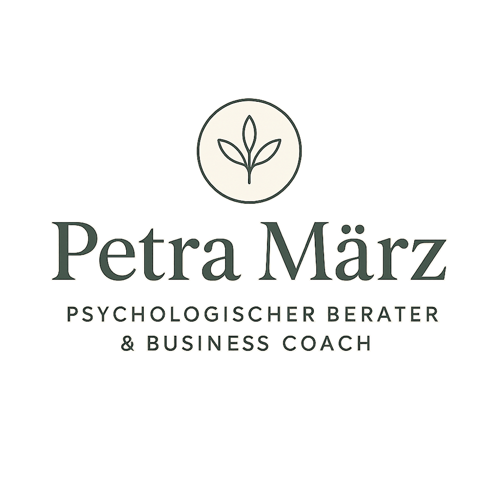 Petra März Psychologin & Business Coach Logo mit abstraktem Blattmotiv.
