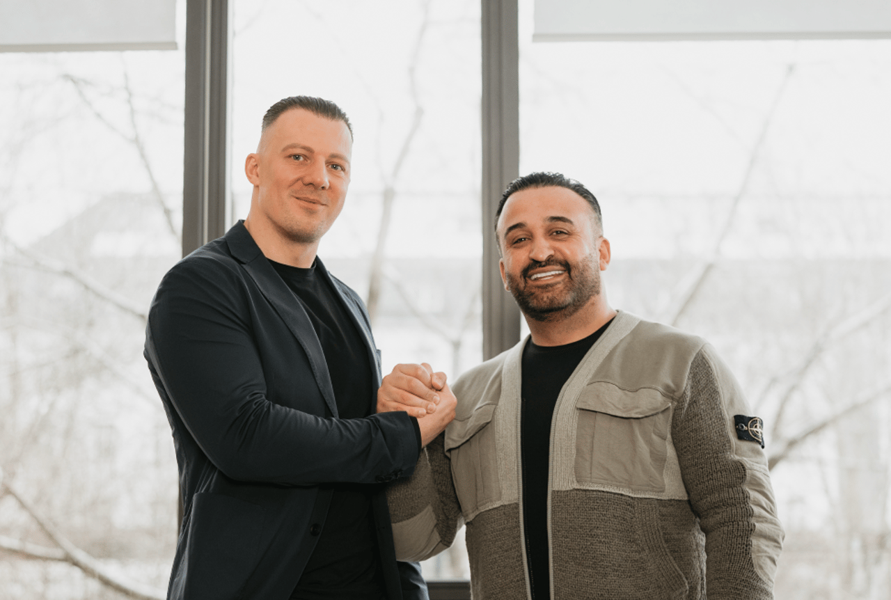 Team von Panda Promotion mit Pokal und Auszeichnung als beste D2D-Agentur