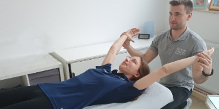 Osteopathische Techniken innerhalb der Physiotherapie zur Gewebemobilisation