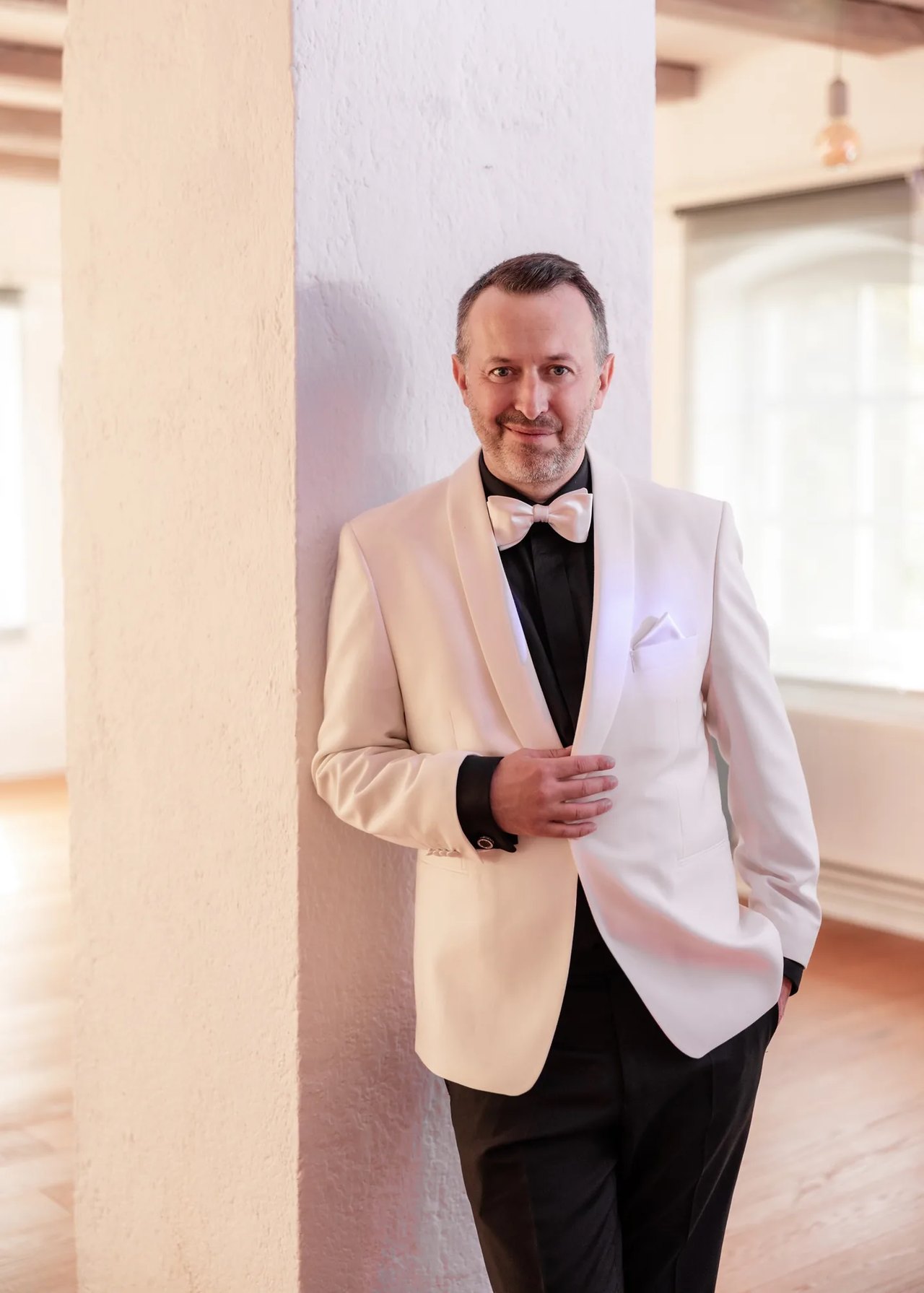 Portrait von Hochzeits-DJ Michael Newell im weißen Dinnerjacket