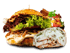 Ein Gourmet-Burger mit Rindfleisch, Salat, Tomaten, Zwiebeln, Käse und Soßen auf einem Sesambrötchen.