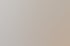 Zwei junge Männer lächeln vor einem grünen Hintergrund.
