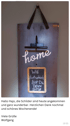 Metallschild mit der Aufschrift „home“, darunter eine Tafel mit „WIE fantastisch bist Du DENN BITTE“.