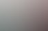 Eine Gruppe von Menschen sitzt in einem hellen Büro an einem langen Konferenztisch bei einer Besprechung mit Laptops.