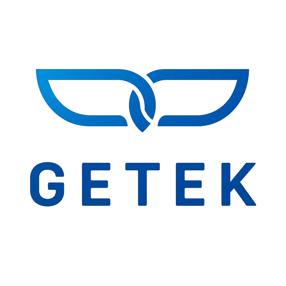 Blaues Getek-Logo auf dunkelgrünem Hintergrund, bestehend aus stilisierten Flügeln über dem Wort "GETEK".